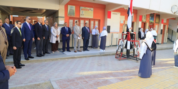 وزير التعليم يتفقد مدارس الفيوم ويحضر طابور الصباح