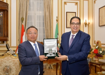 رئيس جامعة القاهرة يستقبل وفد جامعة جوان دونج الصينية لتعزيز التعاون المشترك 