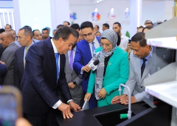 على هامش المؤتمر العالمي للسكان. عبدالغفار يستعرض مشروع تصنيع كبسولات العمليات بمكونات محلية 100%