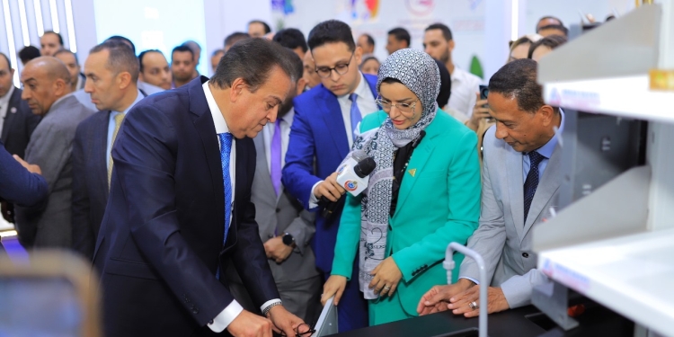 على هامش المؤتمر العالمي للسكان. عبدالغفار يستعرض مشروع تصنيع كبسولات العمليات بمكونات محلية 100%