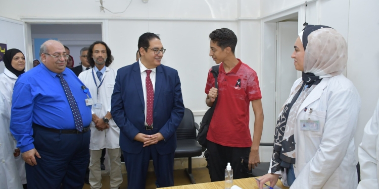 قيادات جامعة القاهرة تتفقد اليوم الأول للكشف الطبي على الطلاب الجدد بمستشفى الطلبة