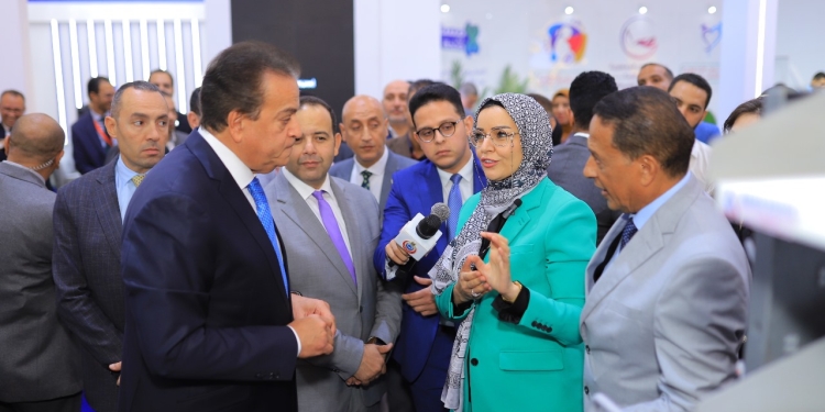 وزير الصحة يستعرض مشروع تصنيع كبسولات العمليات الجراحية بمكونات محلية 100% لأول مرة في مصر