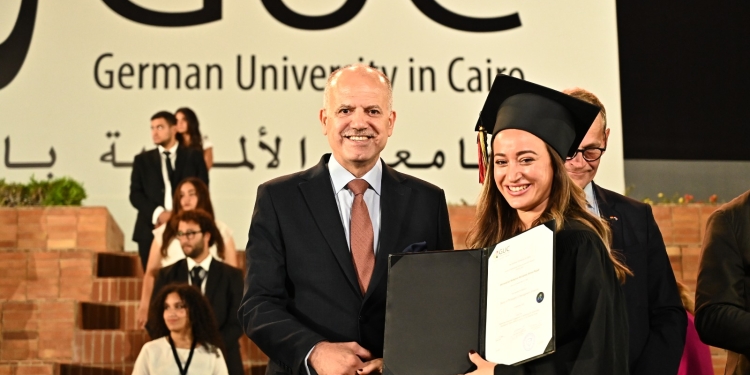 د ياسر حجازى رئيس الجامعة الالمانية