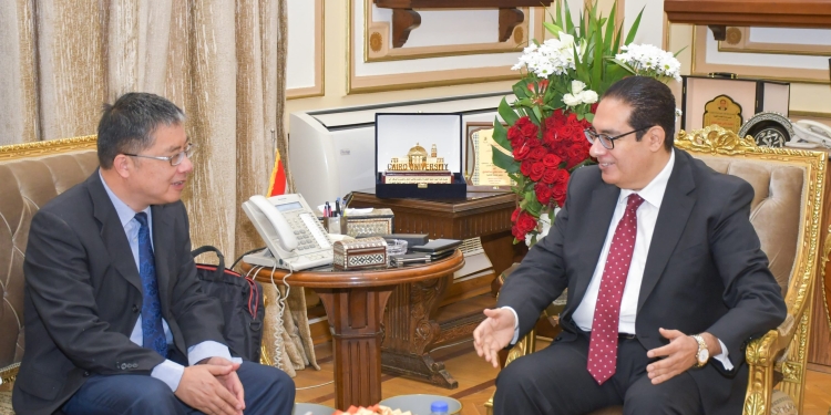 رئيس جامعة القاهرة يستقبل وفد جامعة نانجينغ للتربية الصينة