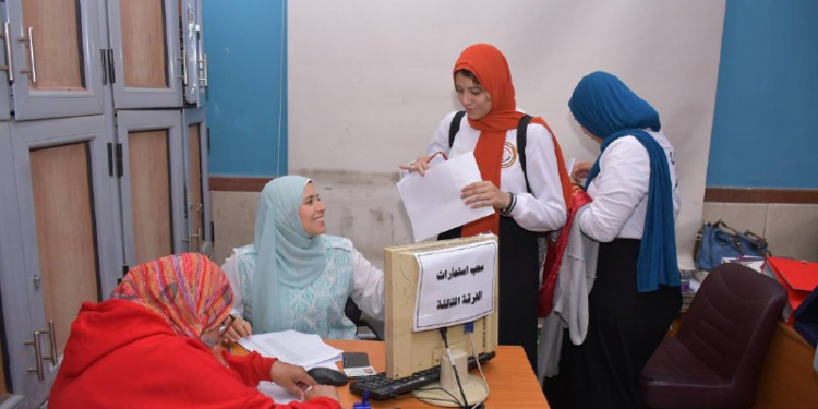 كليات جامعة القاهرة تستقبل الطلاب الراغبين فى سحب استمارات الترشح لانتخابات الاتحادات الطلابية