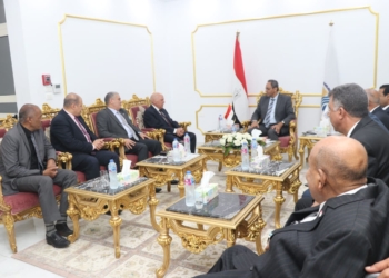 محافظ قنا يستقبل نقيب المعلمين لبحث التعاون وسد العجز