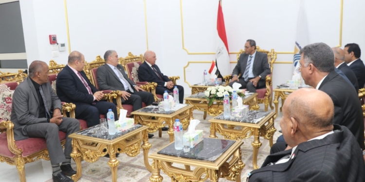 محافظ قنا يستقبل نقيب المعلمين لبحث التعاون وسد العجز