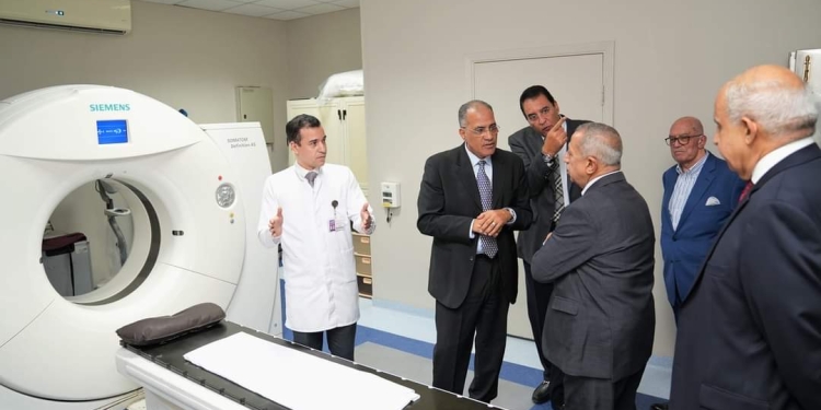 رئيس الأكاديمية العربية للعلوم يزور جمعية أيادي 4040