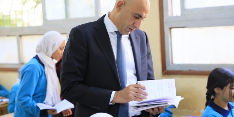 إحالة معلم بالجيزة للمحاكمة التأديبية العاجلة لاعتدائه على طالبة بالإعدادية لفظيًا وجسديا