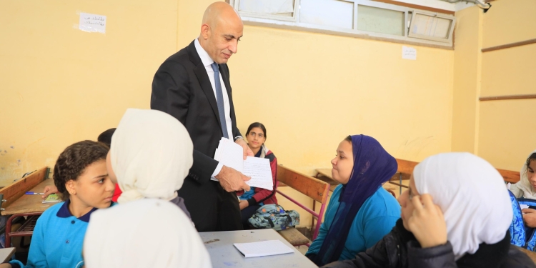 "عبداللطيف" يتفقد مدارس الخصوص للاطمئنان على مستوى تحصيل الطلاب الدراسي