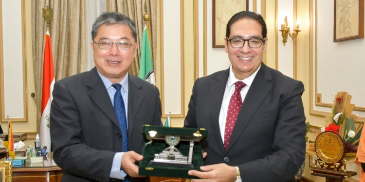 رئيس جامعة القاهرة يستقبل وفد جامعة نانجينغ للتربية الخاصة بجمهورية الصين الشعبية