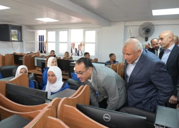 رئيس الوزراء يتفقد مدرسة WE للتكنولوجيا التطبيقية بالوادي الجديد ويحاور طلابها