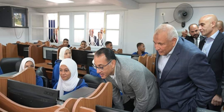 رئيس الوزراء يتفقد مدرسة WE للتكنولوجيا التطبيقية بالوادي الجديد ويحاور طلابها