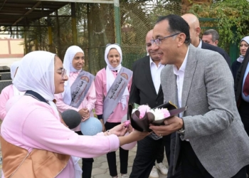 طالبة بالوادي الجديد تستقبل «مدبولي» بقصيدة عن انجازات الرئيس السيسي