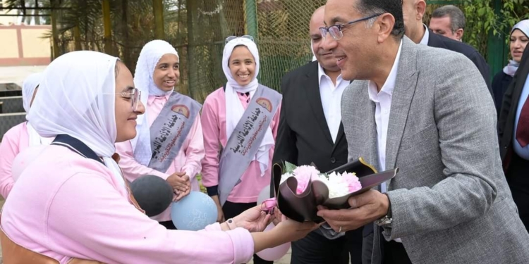 طالبة بالوادي الجديد تستقبل «مدبولي» بقصيدة عن انجازات الرئيس السيسي