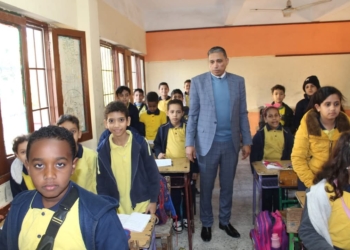 وكيل «التعليم» بالجيزة يوجه بتنفيذ 6 تعليمات ويحيل عامل للتحقيق