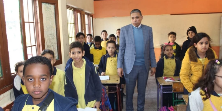 وكيل «التعليم» بالجيزة يوجه بتنفيذ 6 تعليمات ويحيل عامل للتحقيق