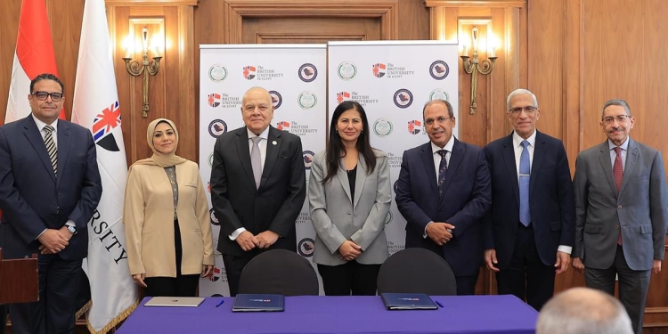 الجامعة البريطانية في مصر توقع عقد تمويل بحثي مع اتحاد الجامعات العربية