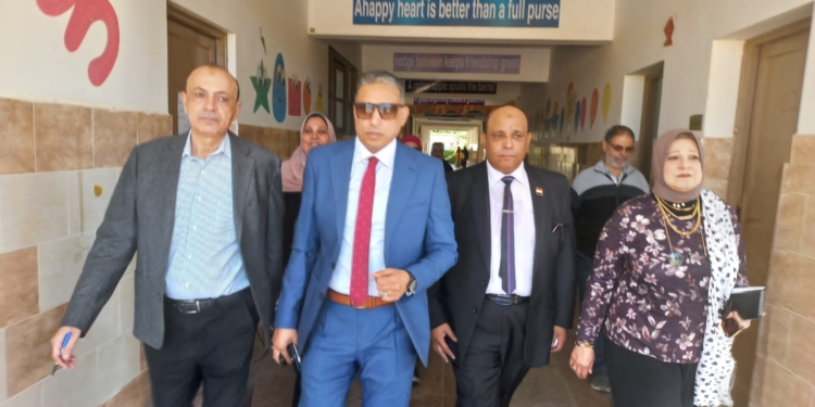 استبعاد مدير مدرسة ومسئول آمن بالجيزة.. اعرف السبب