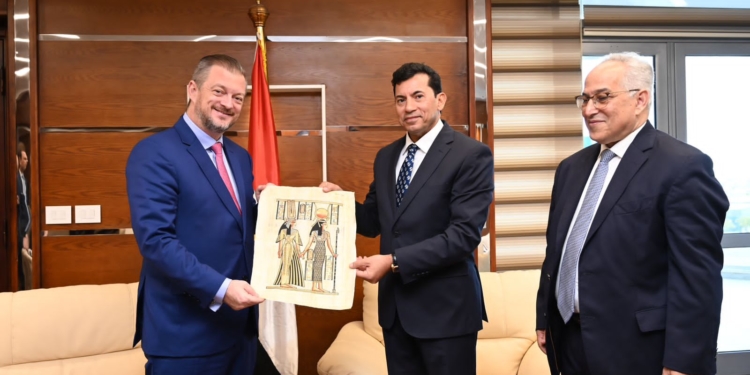 وزير الرياضة يصطحب رئيس البارالمبية الدولية فى جولة بنادي النادي بالعاصمة الإدارية الجديدة