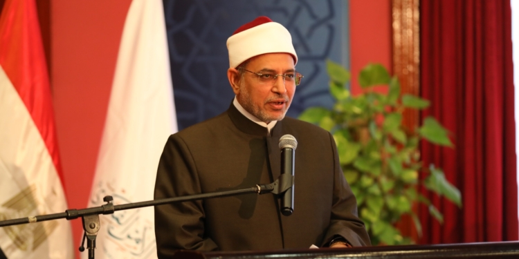رئيس جامعة الأزهر: يشيد بجهود دار الإفتاء المصرية في تنظيم الندوة الدولية حول «الفتوى وتحقيق الأمن الفكري»