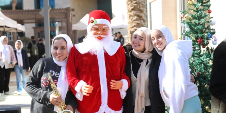 جامعة الجلالة تنظم بازار الكريسماس “Santa’s Fair” في أجواء احتفالية مميزة