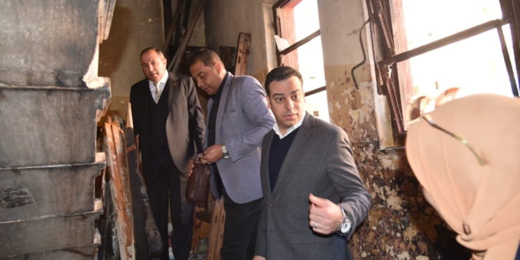 أُناء تفقد حريق بأحد المدارس.. نجاة محافظ بورسعيد من صعق كهربائي وإصابه حارسه الشخصي