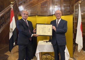 تتويج الدكتور حسن حرب بشهادة تقدير وزير الخارجية الياباني
