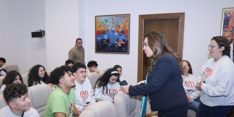 وزيرة التنمية المحلية تستقبل وفداً من طلاب مدرسة "فيلوباتير" المصرية بكندا
