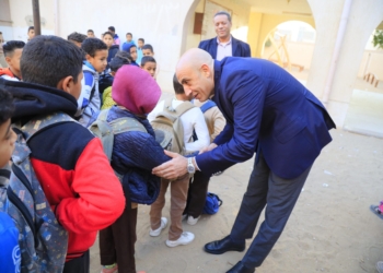 “عبداللطيف” يوجه بإرسال لجان متابعة ويطلع على كراسات الحصة بمدارس المنيا