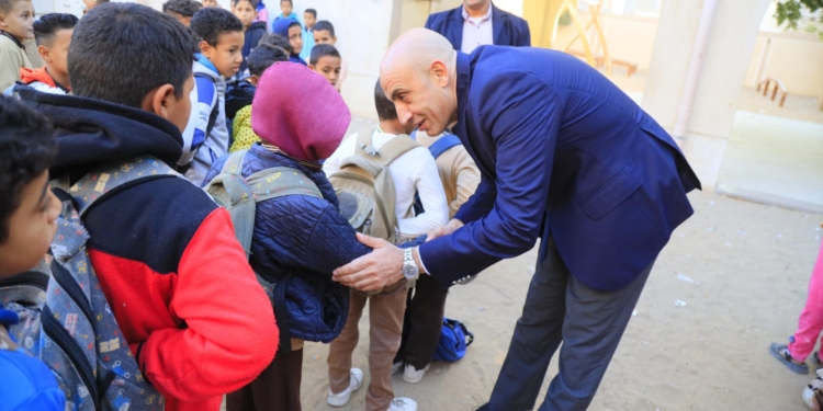 “عبداللطيف” يوجه بإرسال لجان متابعة ويطلع على كراسات الحصة بمدارس المنيا