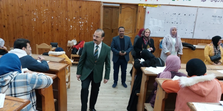 نائب رئيس جامعة بنها يتفقد سير الامتحانات بـ 3 كليات