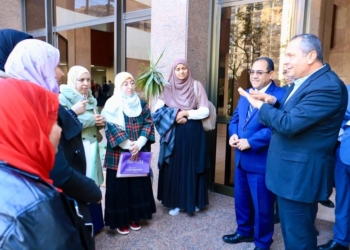 رئيس الأبنية التعليمية يتفقد أعمال الامتحان الإلكتروني للمتقدمين لشغل وظائف بالهيئة