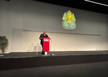 زاهي حواس يلقي محاضرة عن الإكتشافات الأثرية الأخيرة في براغ ويوقع كتابه Discovering Tutankhamun from Howard Carter to DNA