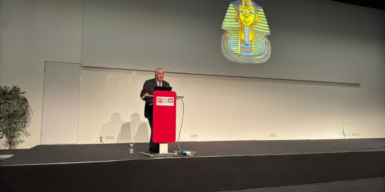 زاهي حواس يلقي محاضرة عن الإكتشافات الأثرية الأخيرة في براغ ويوقع كتابه Discovering Tutankhamun from Howard Carter to DNA