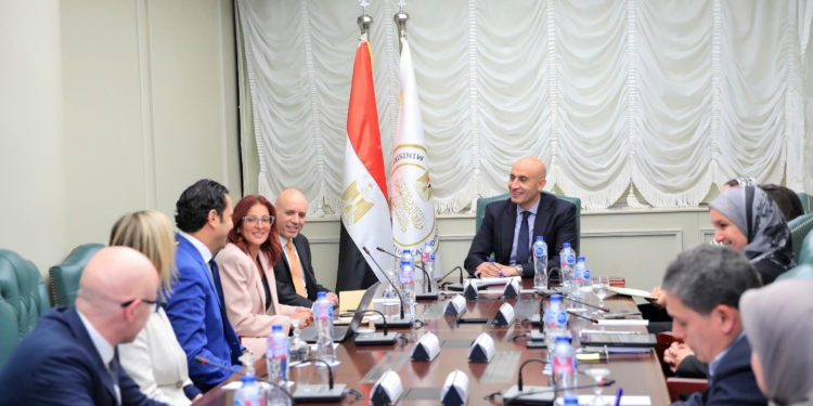 وزير التعليم يبحث مع مسئولي كامبريدج زيادة أعداد مدارس النيل