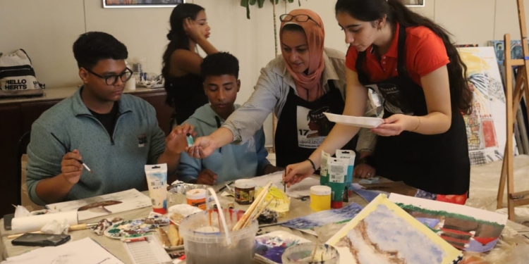 طلاب جامعة هارتفوردشاير يشاركون في ملتقي الاقصر الدولي للتصوير