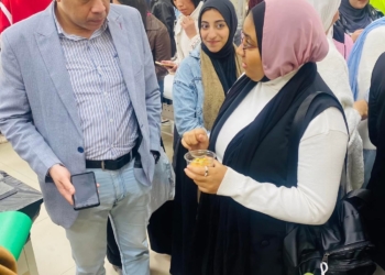 رئيس جامعة ٦ أكتوبر التكنولوجية تُقيم معرض المنتجات الصناعية و الغذائية