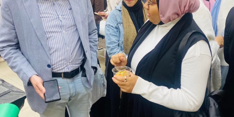 رئيس جامعة ٦ أكتوبر التكنولوجية تُقيم معرض المنتجات الصناعية و الغذائية