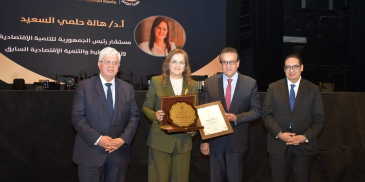 بحضور نخبة من العلماء والشخصيات العامة..وزير التعليم العالي يشهد الاحتفال بعيد العلم التاسع عشر لجامعة القاهرة