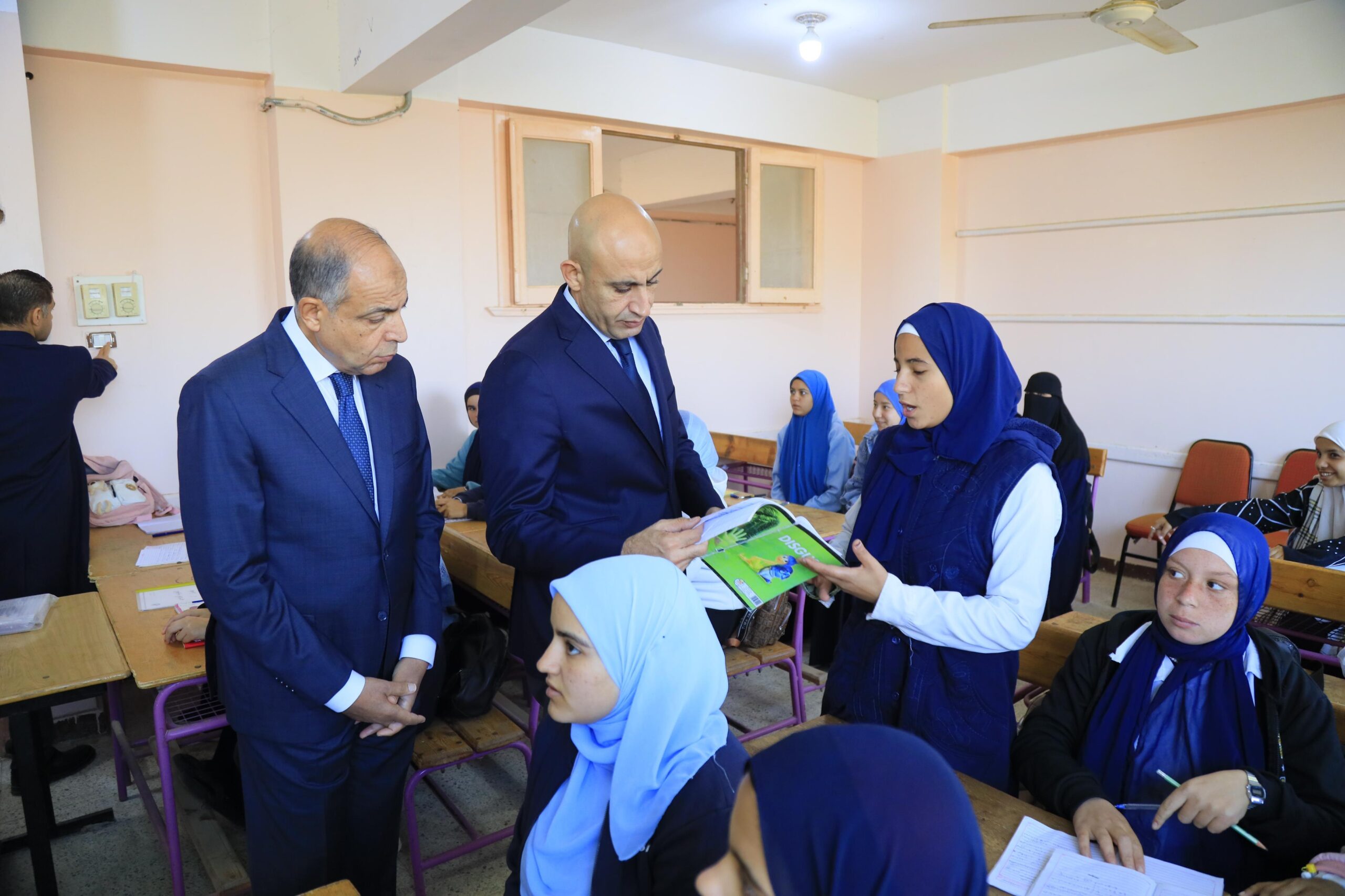 “عبداللطيف” يوجه بإرسال لجان متابعة ويطلع على كراسات الحصة بمدارس المنيا