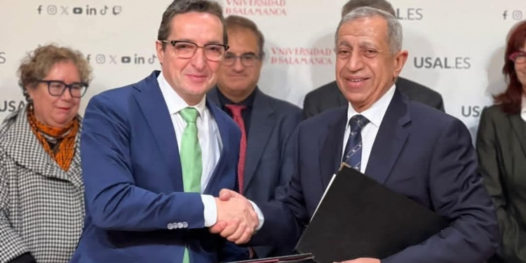 رئيس الأكاديمية العربية اسماعيل عبد الغفار اثناء توقيع اتفاقية