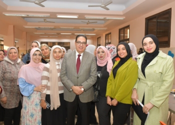 رئيس جامعة القاهرة بين طالباته