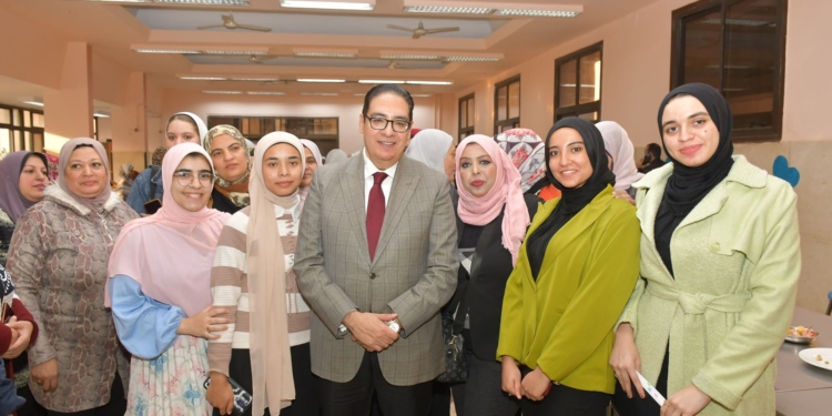 رئيس جامعة القاهرة بين طالباته