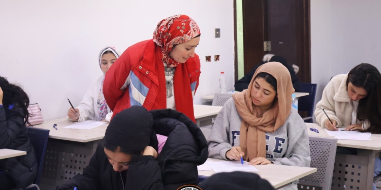 طلاب جامعة حلوان الاهلية