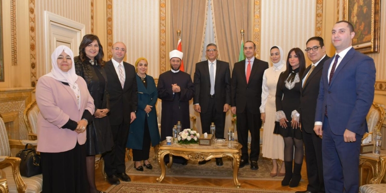 السيدة سمية ابو العينين فى حفل جامعة القاهرة وحياة كريمة