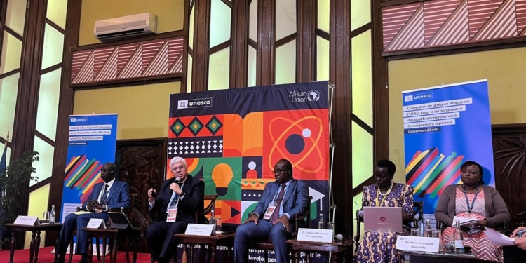 وزير التعليم العالى يتحدث خلال المؤتمر