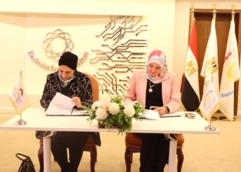 الدكتورة شيرين محمد عبد القادر محرم، رئيس معهد بحوث الإلكترونيات، ورئيس مجلس إدارة المدينة العلمية، والدكتورة غادة بسيوني القائم بأعمال رئيس جامعة ساكسوني مصر.