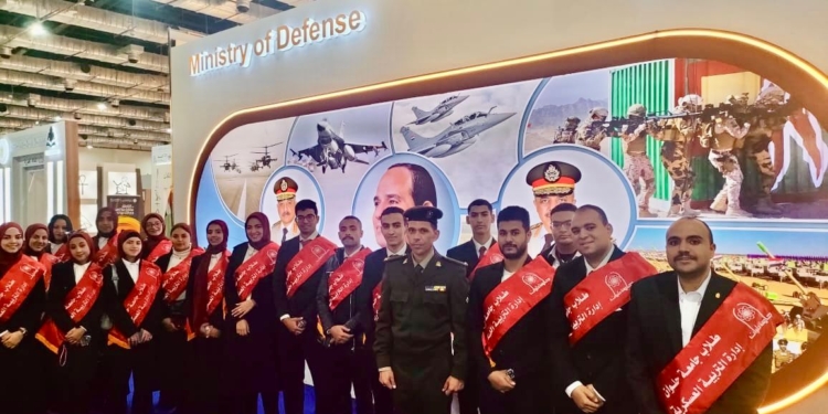 طلاب جامعة حلوان يزورون الجناح العسكري فى معرض القاهرة الدولي للكتاب