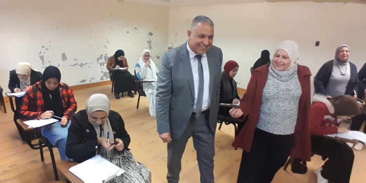 نائب رئيس جامعة الأزهر يواصل تفقده للجان امتحانات كلية التمريض للبنات بالقاهرة ومعهد التمريض ويشيد بانضباط اللجان